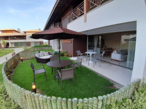 Residencial Ykutiba B 002 - Casa térrea de 2 quartos, voltada para o nascente, com 2 jardins privativos e garagem coberta, na melhor localização de Imbassaí